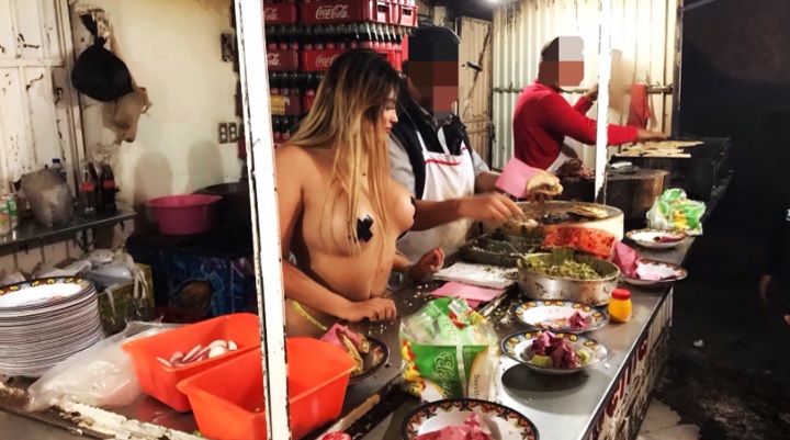 ¡Para chuparse los dedos! Actriz porno se desnudó para servir los tacos más carnosos de México