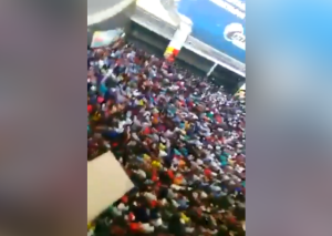 Caraqueños se unieron al #MaduroChallenge en La Rinconada tras retraso del ferrocarril (video)