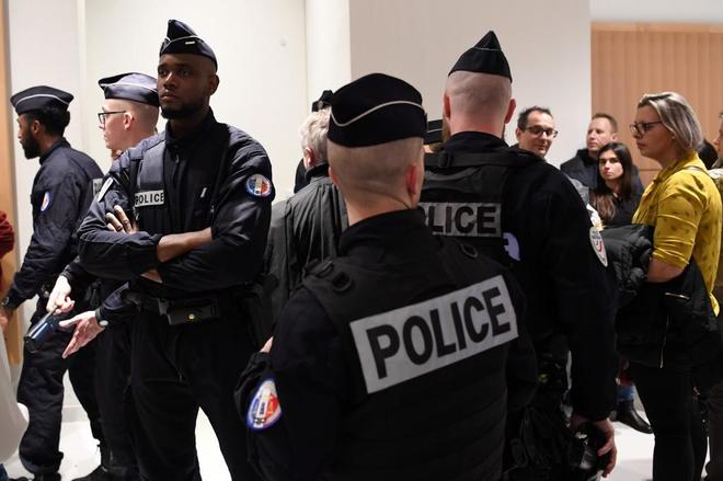 Hombre sufre graves quemaduras al ser rociado con un líquido en metro de París