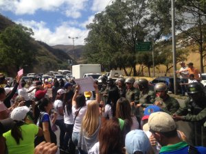 Docentes protestaron en Caricuao para exigir el ingreso de ayuda humanitaria