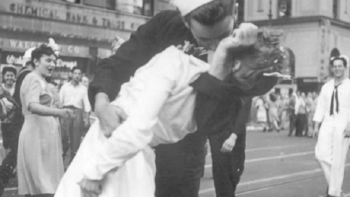 Muere a los 95 años el marinero de la famosa fotografía del beso del Día de la Victoria en Times Square