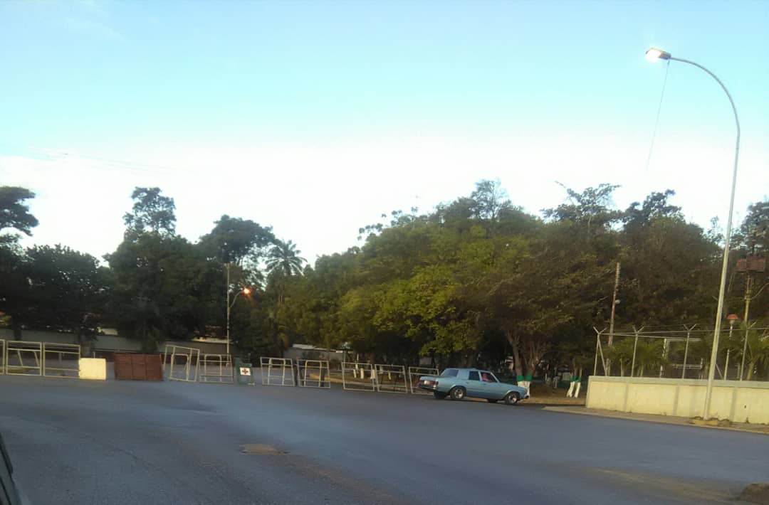 Cuartel en Cumaná amaneció con barricadas #23Feb (fotos)
