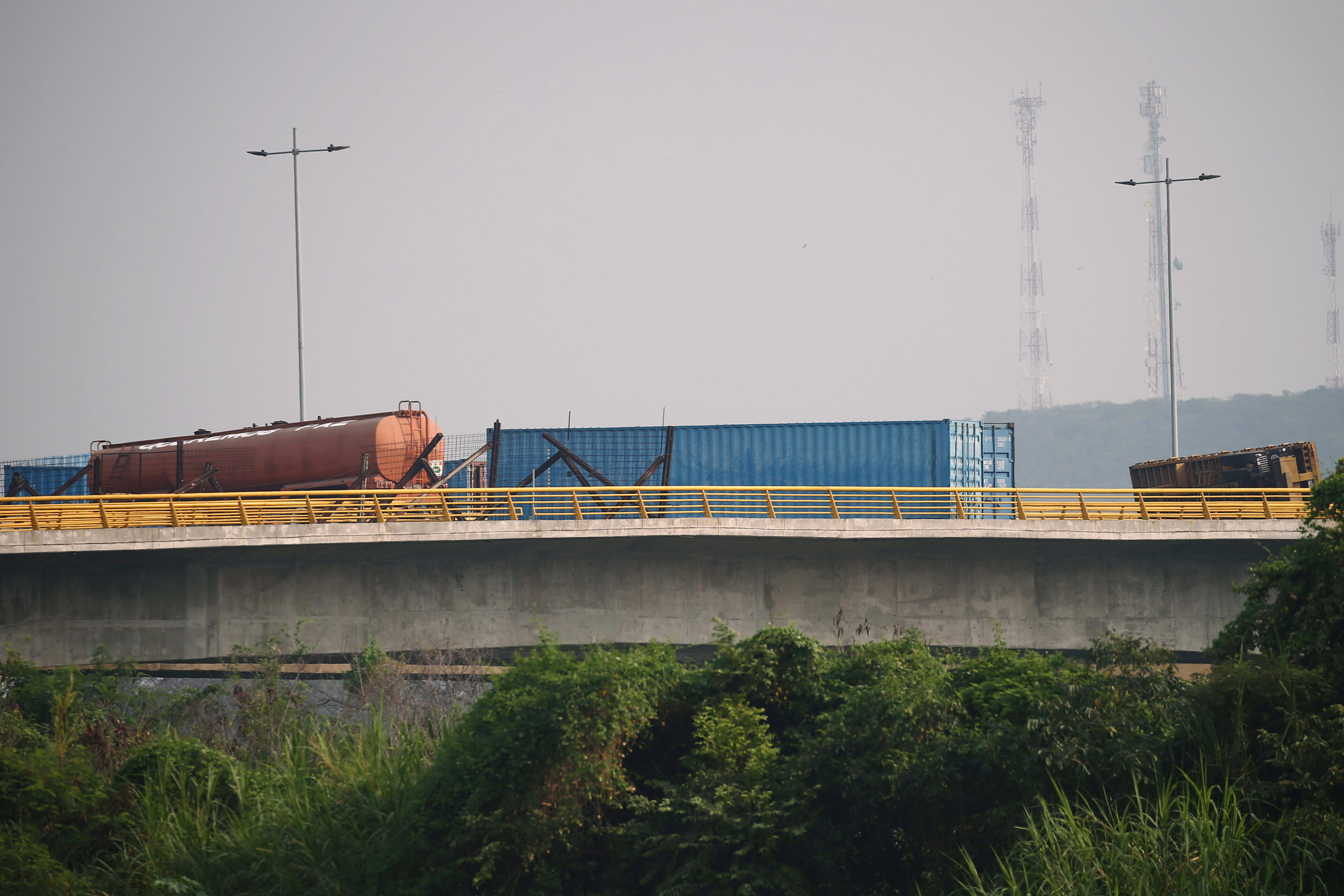 Régimen de Maduro refuerza con más contenedores el puente Tienditas (FOTOS)