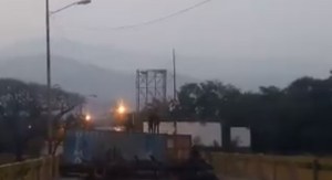 EN VIDEO: Refuerzan con soldaduras los obstáculos de la guarimba chavista en el puente Simón Bolívar