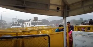 EN VIDEO: El momento exacto cuando GNB rompe barreras con tanqueta en el Puente Simón Bolívar #23Feb