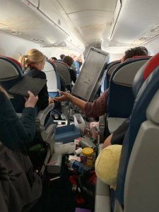 Terror en el aire: Fuerte turbulencia en un vuelo de Delta dejó cinco heridos (FOTOS)
