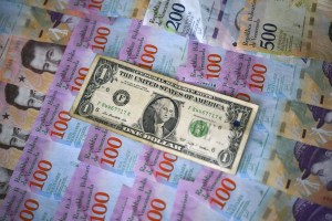 José Toro Hardy revela por qué la dolarización opacó a la moneda nacional