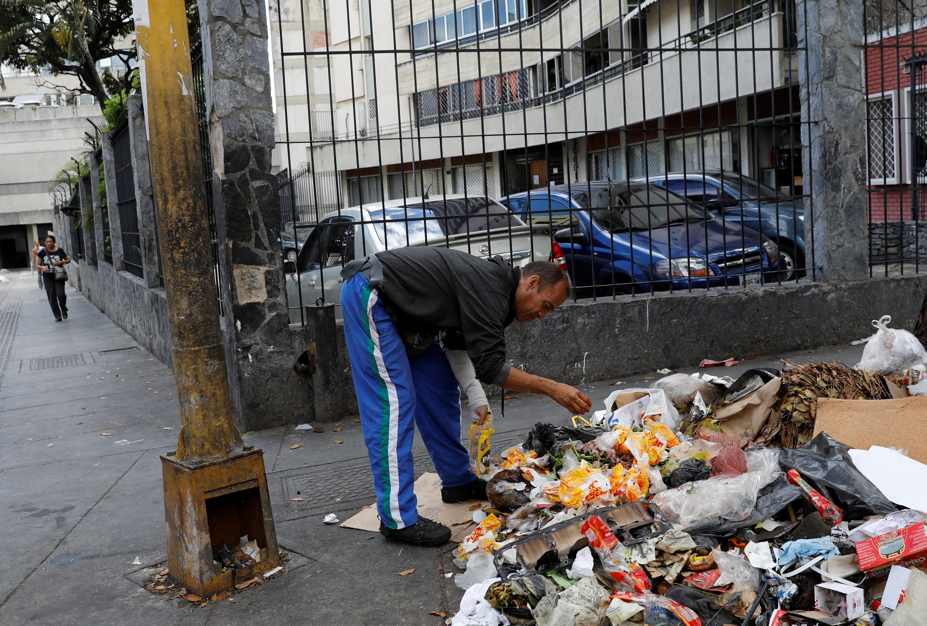 Los venezolanos siguen buscando comida en basureros para sobrevivir, según OVS