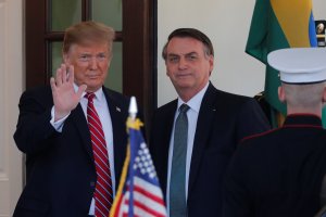 Trump ofrece a Bolsonaro ayuda de EEUU para combatir incendios en la Amazonía