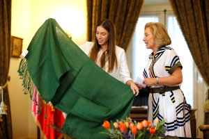 EN VIDEO: Fabiana Rosales llega al Palacio de La Moneda para encuentro con Primera Dama chilena