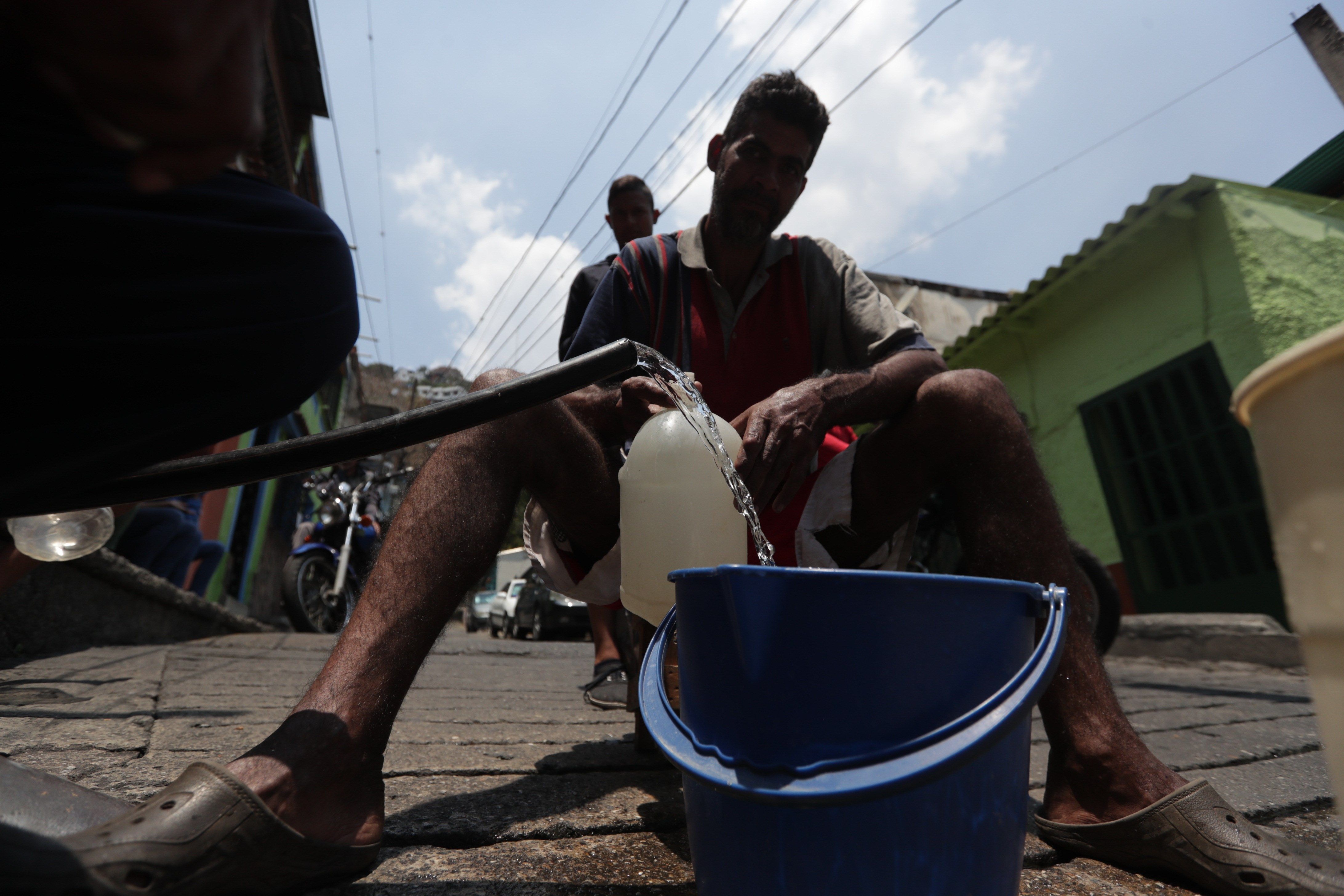 Caracas padece la negligencia chavista: Seis días lleva la capital sin una gota de agua potable #31Mar