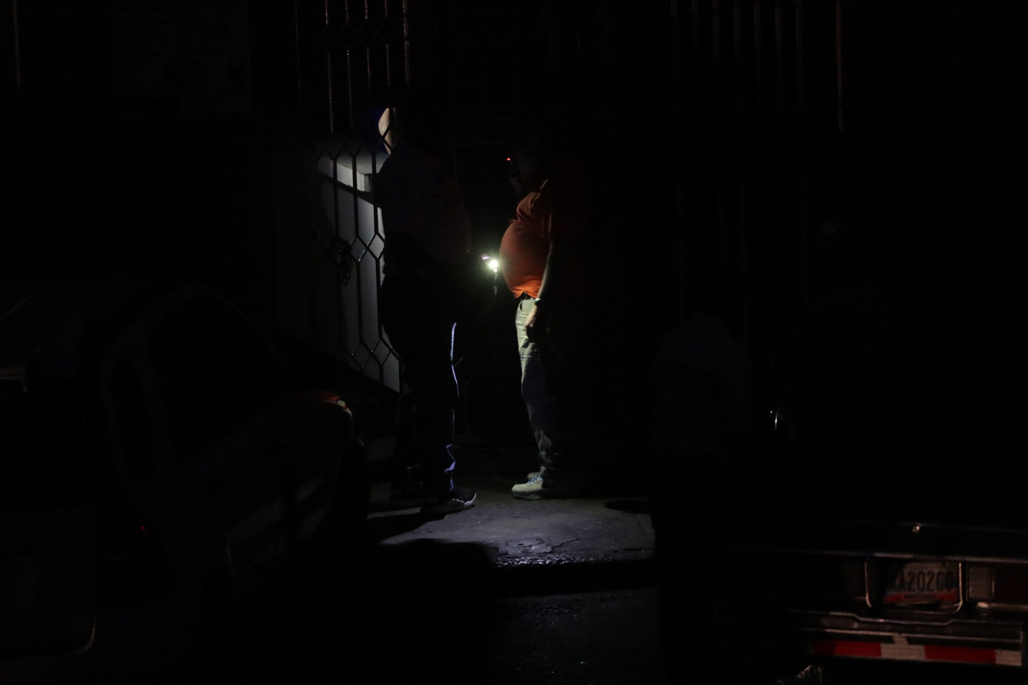 Sin luz, los pocos comercios que sobreviven al saqueo chavista, también se apagan (FOTOS)
