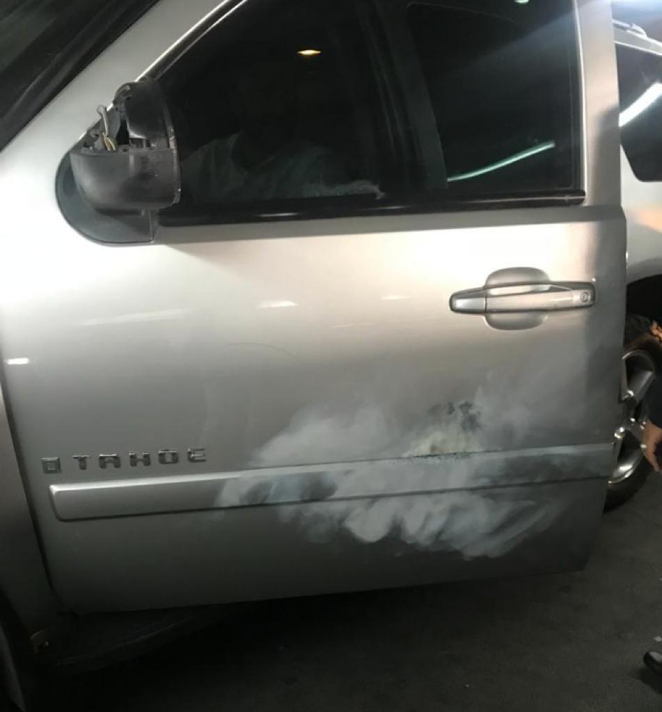 LA FOTO: Así quedó uno de los vehículos agredidos por los paramilitares de Maduro en la AN