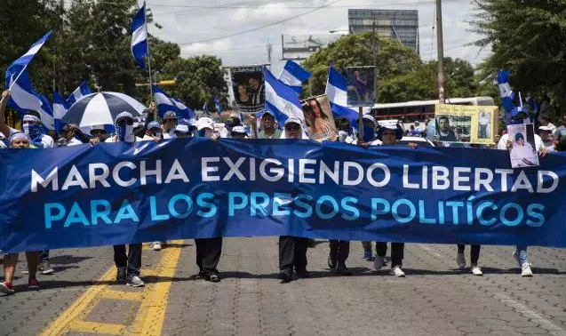 Miles de personas marchan exigiendo la libertad de presos políticos en Nicaragua. EFE/Jorge Torres.