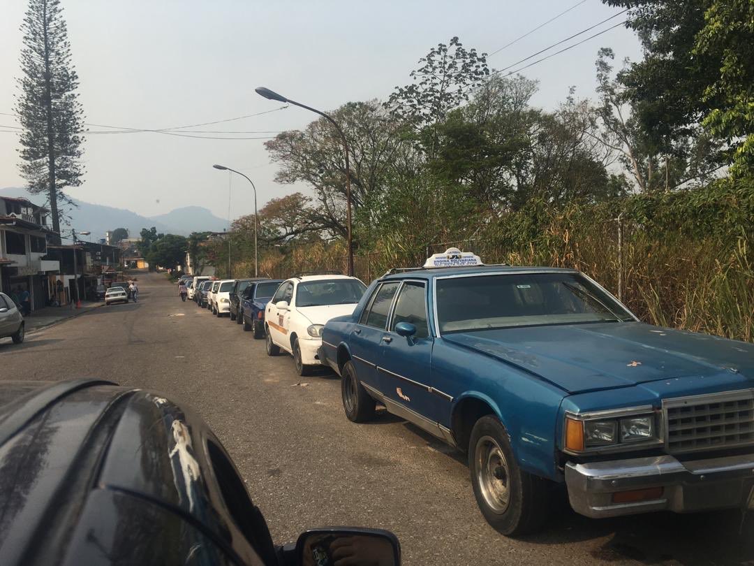 Tachirenses llevan más de 20 horas en cola para comprar gasolina