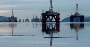 El petróleo sube a 67 dólares por recortes a las exportaciones sauditas y venezolanas