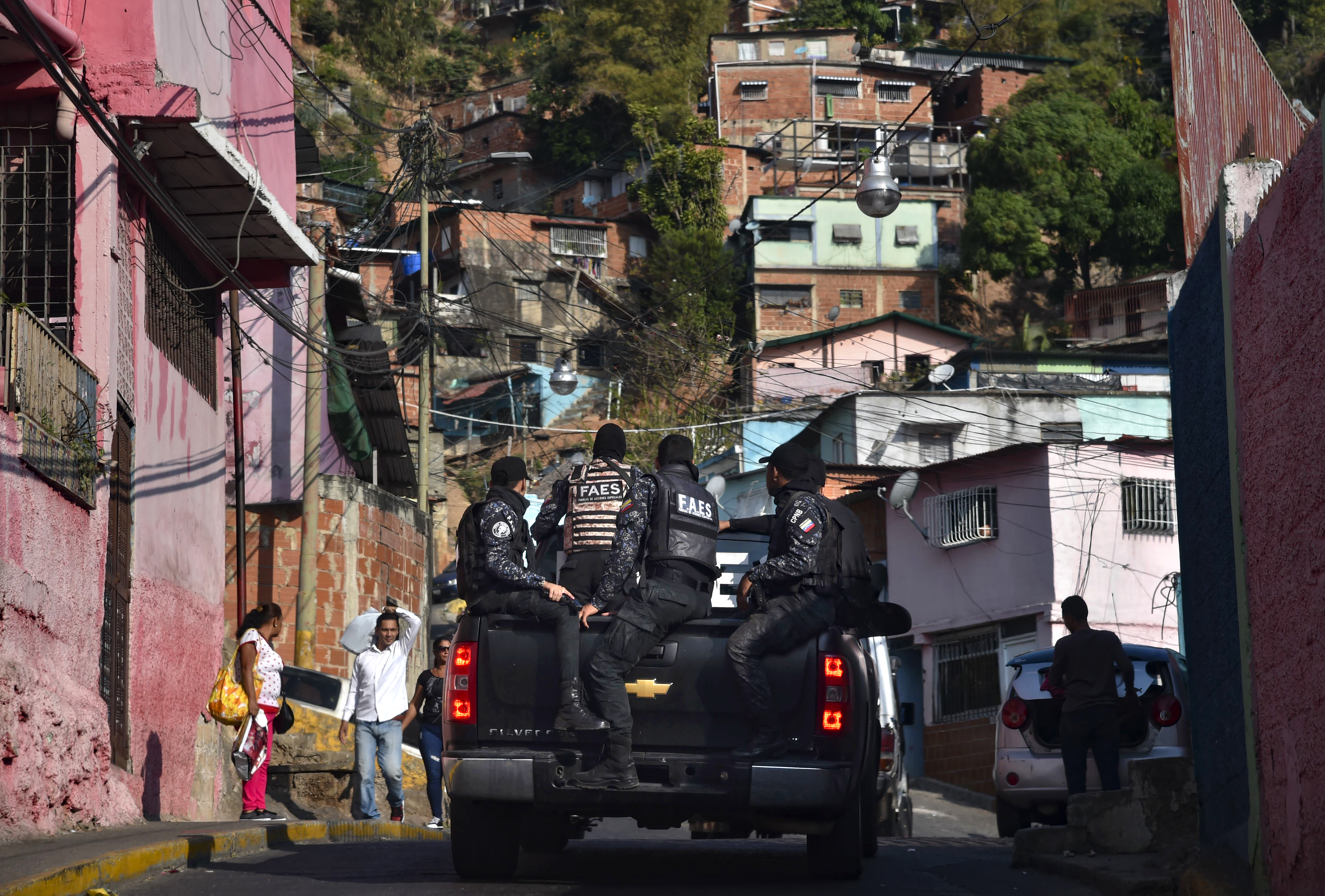 Armados, vestidos de negro y con pasamontañas: Así operan los “escuadrones de la muerte” de Maduro