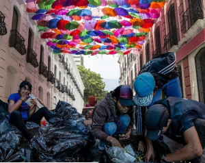 “Haciéndole sombra a la miseria” El crudo montaje que la quita color a los famosos paraguas en el centro Caracas (FOTO)