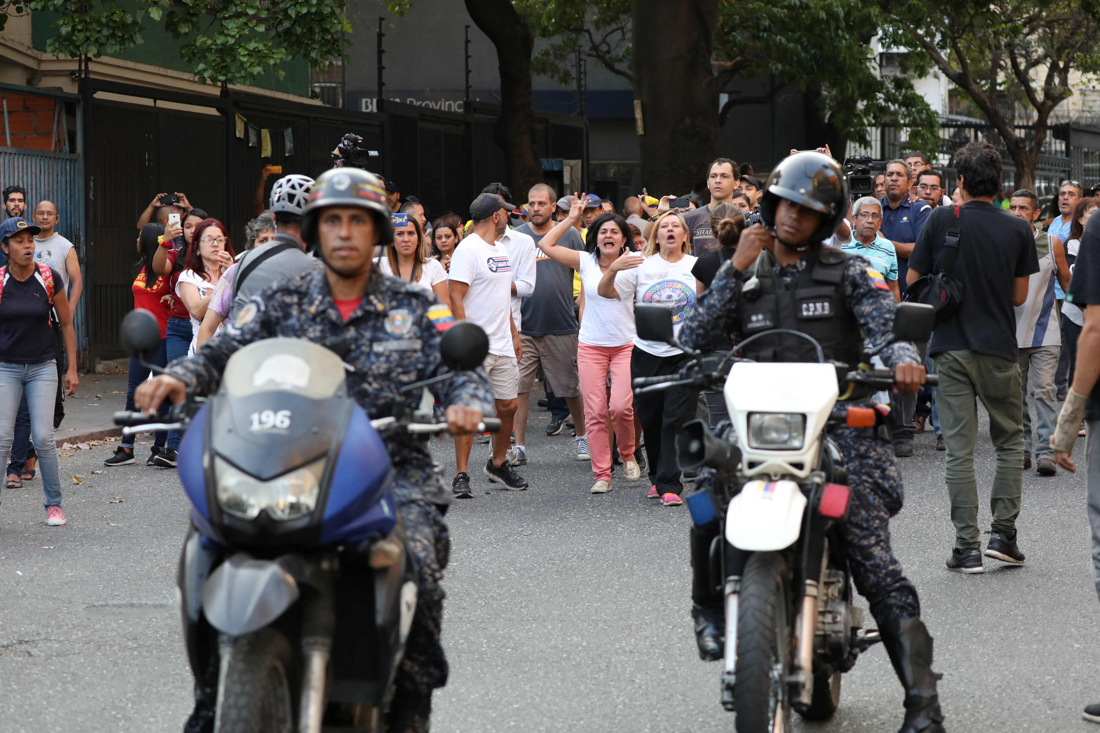 ¡Fuera! Manifestantes corren a la PNB tras la marcha de Guaidó en San Bernardino (Fotos y Video)