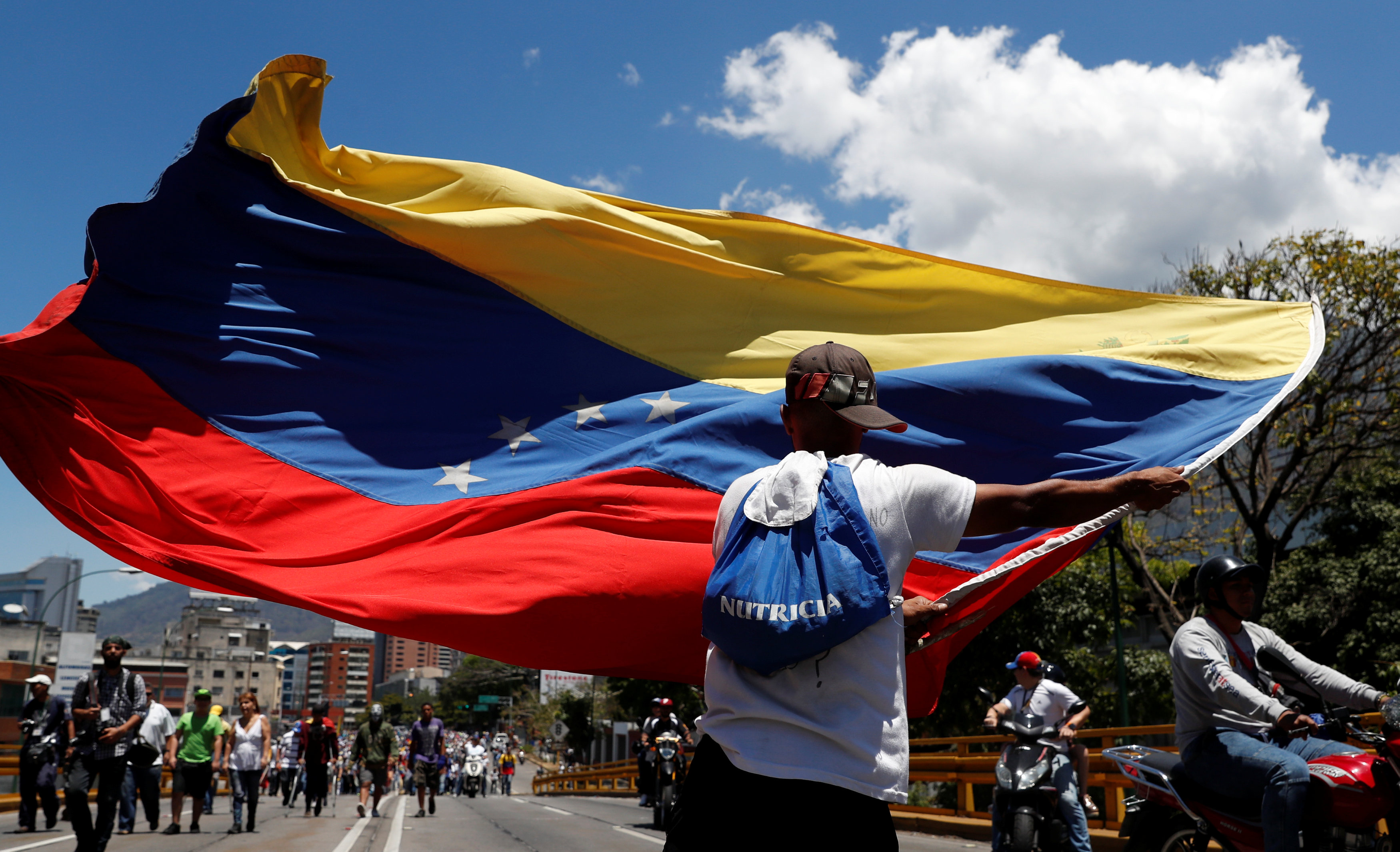 Guaidó eleva la presión popular contra un Maduro asediado por EEUU