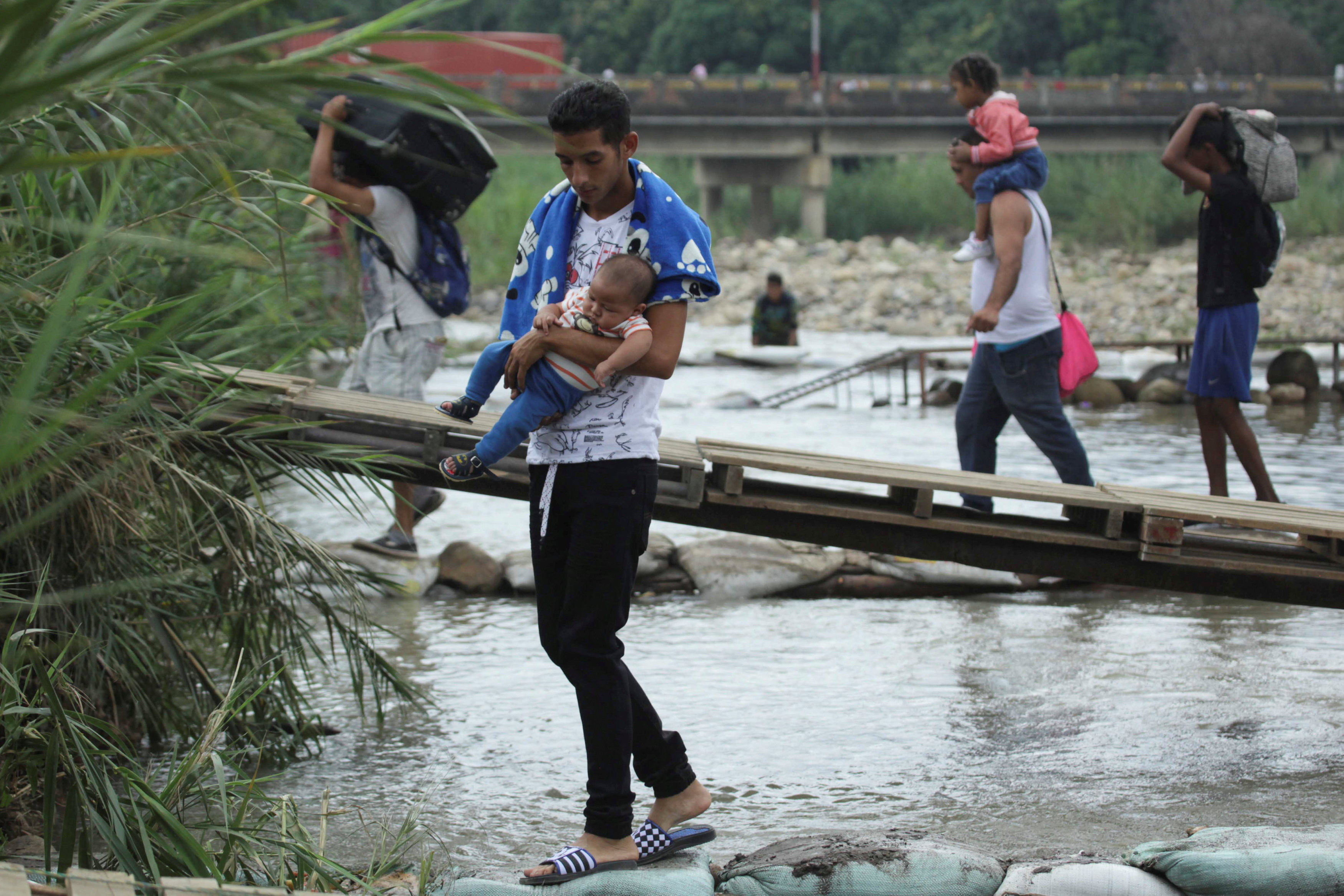 Venezolanos siguen arriesgando sus vidas para cruzar la frontera hacia Colombia (fotos)
