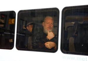 Julian Assange presenta síntomas de “tortura psicológica”