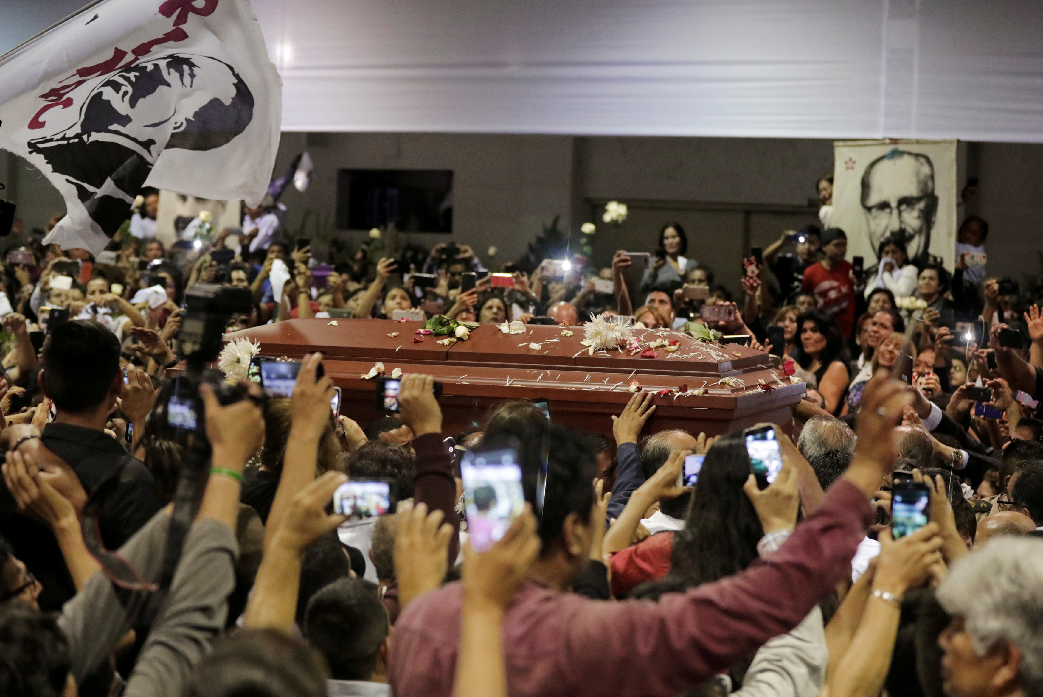 Restos de expresidente peruano Alan García son velados en sede de su partido