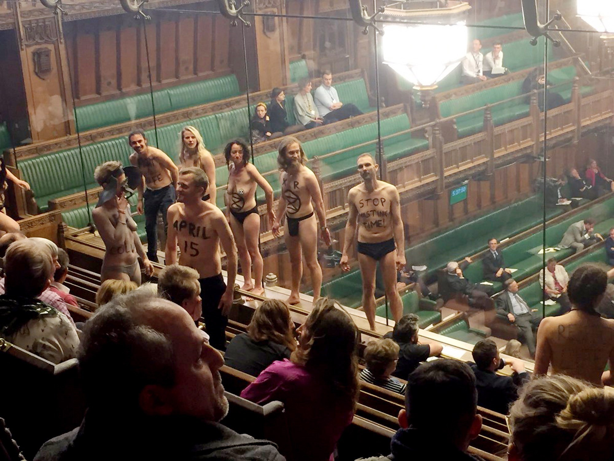 Activistas climáticos se desnudan durante el debate del Brexit (FOTOS)