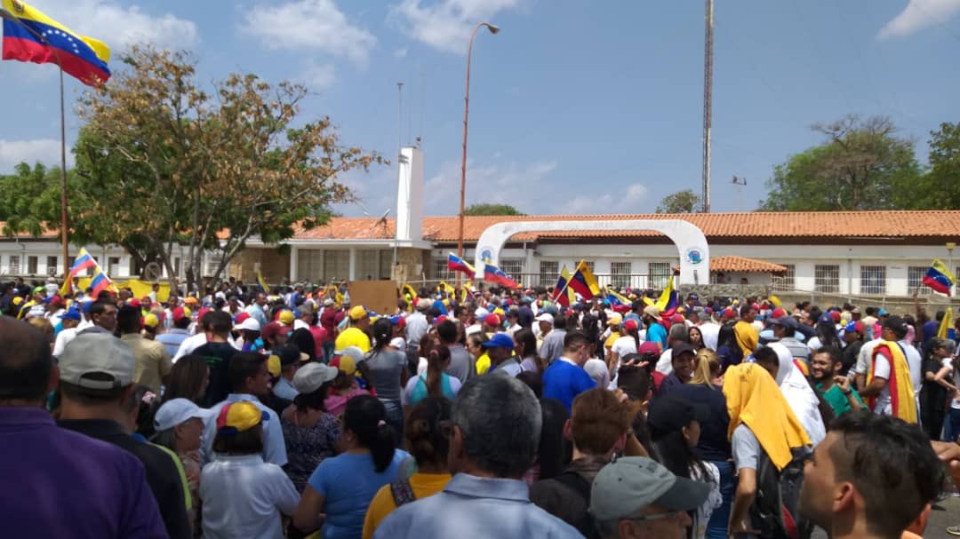 En Coro, ciudadanos rompen cerco militar y toman el Batallón Atanasio Girardot