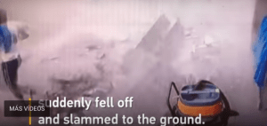 ¡Esquivó a la muerte! Hombre reacciona rápido antes que un edificio le cayera encima (VIDEO)