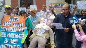 Cerca de Miraflores ardió el Judas de cuatro cabezas: El usurpador Maduro, Rodríguez, Farías, y Padrino (FOTOS y VIDEO)