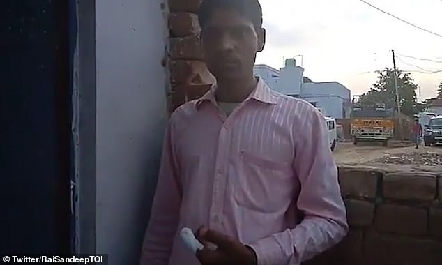 Un hombre se corta un dedo en India tras haberse equivocado en su voto
