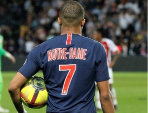 Esta figura del fútbol mundial usó “Notre Dame” como dorsal y salió campeón de Francia (FOTO)