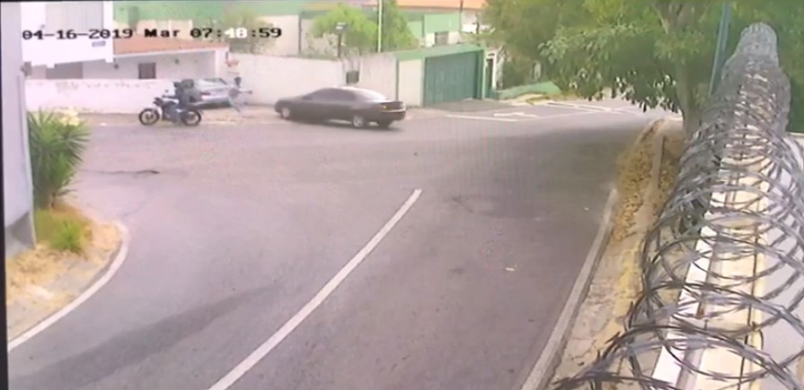 EN VIDEO: Quisieron robarle el carro a un señor y casi terminan arrollados en Baruta