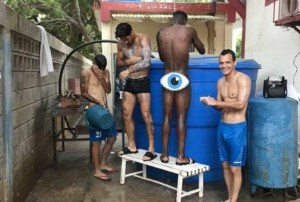 LA PEOR FOTO: Así les toca bañarse a los jugadores del Zulia FC por crisis del agua en la entidad