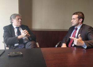 Almagro trató sobre la atención a los migrantes con el representante de Guaidó en Perú