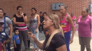 Chavista le dice a vecinos en la avenida Libertador que no pueden protestar por falta de agua (video)