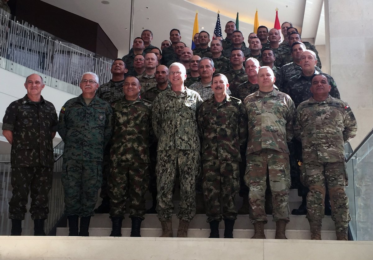 El jefe del Comando Sur de EEUU mantuvo un encuentro en Bogotá con militares de cuatro países latinoamericanos