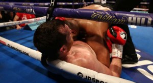 Boxeador mordió a su rival a mitad de pelea porque iba perdiendo (+Video)