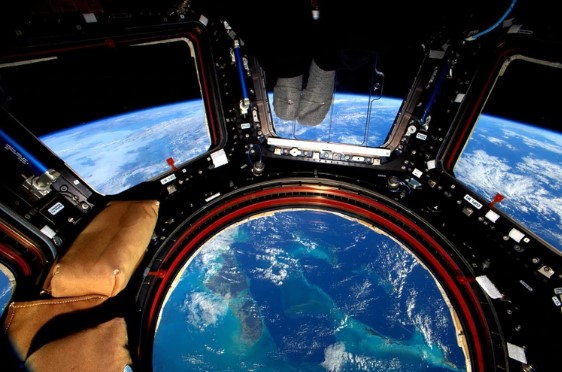La curiosa FOTO de un avión en el aire tomada por un astronauta desde el espacio