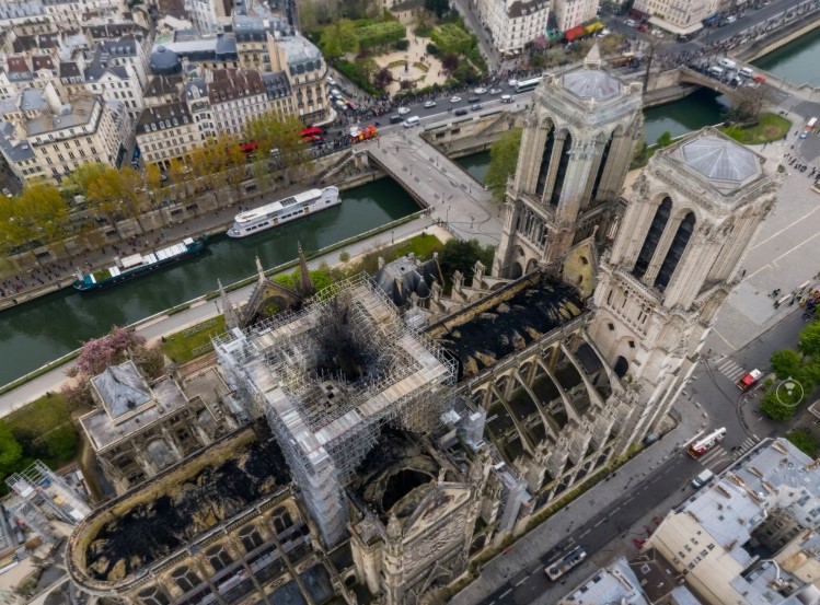 Los terribles daños de la Catedral de Notre Dame vistos desde un drone (IMAGEN de 360°)