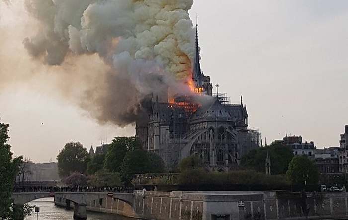 EN VIDEO: Se desató un incendio en la catedral de Notre Dame en París