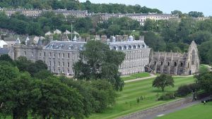 Detienen a un hombre tras alarma de bomba en palacio de la Reina Isabel II en Escocia