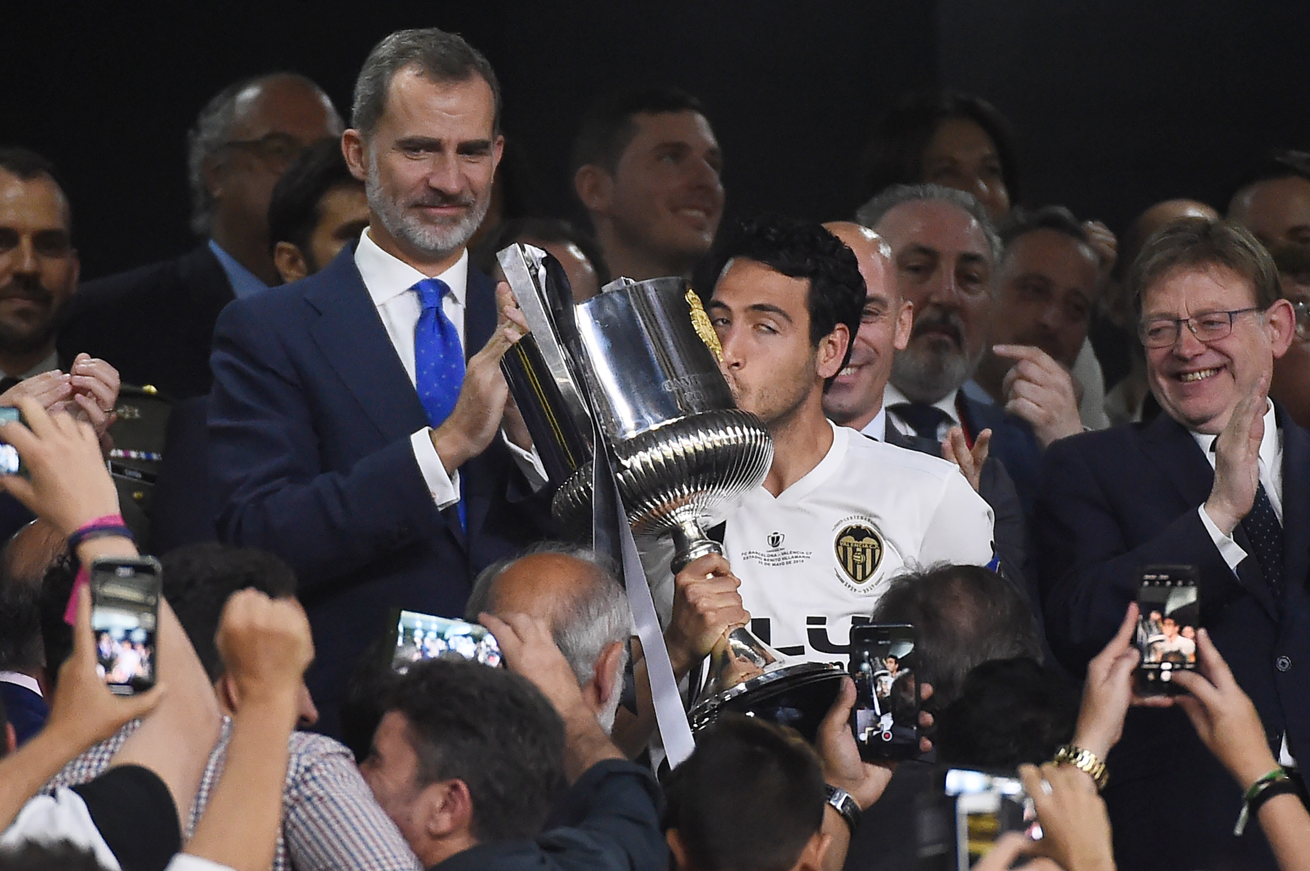 Valencia conquistó la Copa del Rey ante Barcelona tras un final agónico (Fotos)