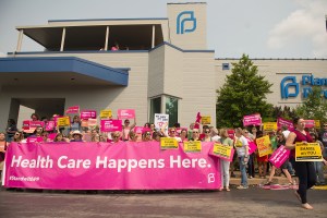 Misuri mantendrá clínica de abortos tras fallo judicial de último momento