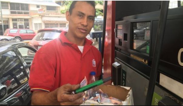 Crisis en Venezuela: Las insólitas formas de pagar por la gasolina (que es casi gratuita)