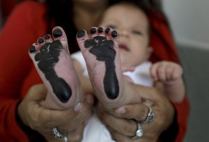 El éxodo venezolano plantea el temor a bebés sin estado