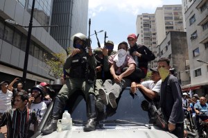 Vidente que vaticinó el levantamiento militar en Venezuela asegura que en Mayo habrá un cambio contundente (VIDEO)
