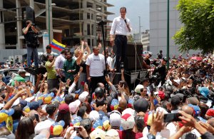 Guaidó llama a acompañar propuesta de paro escalonado desde este #2May