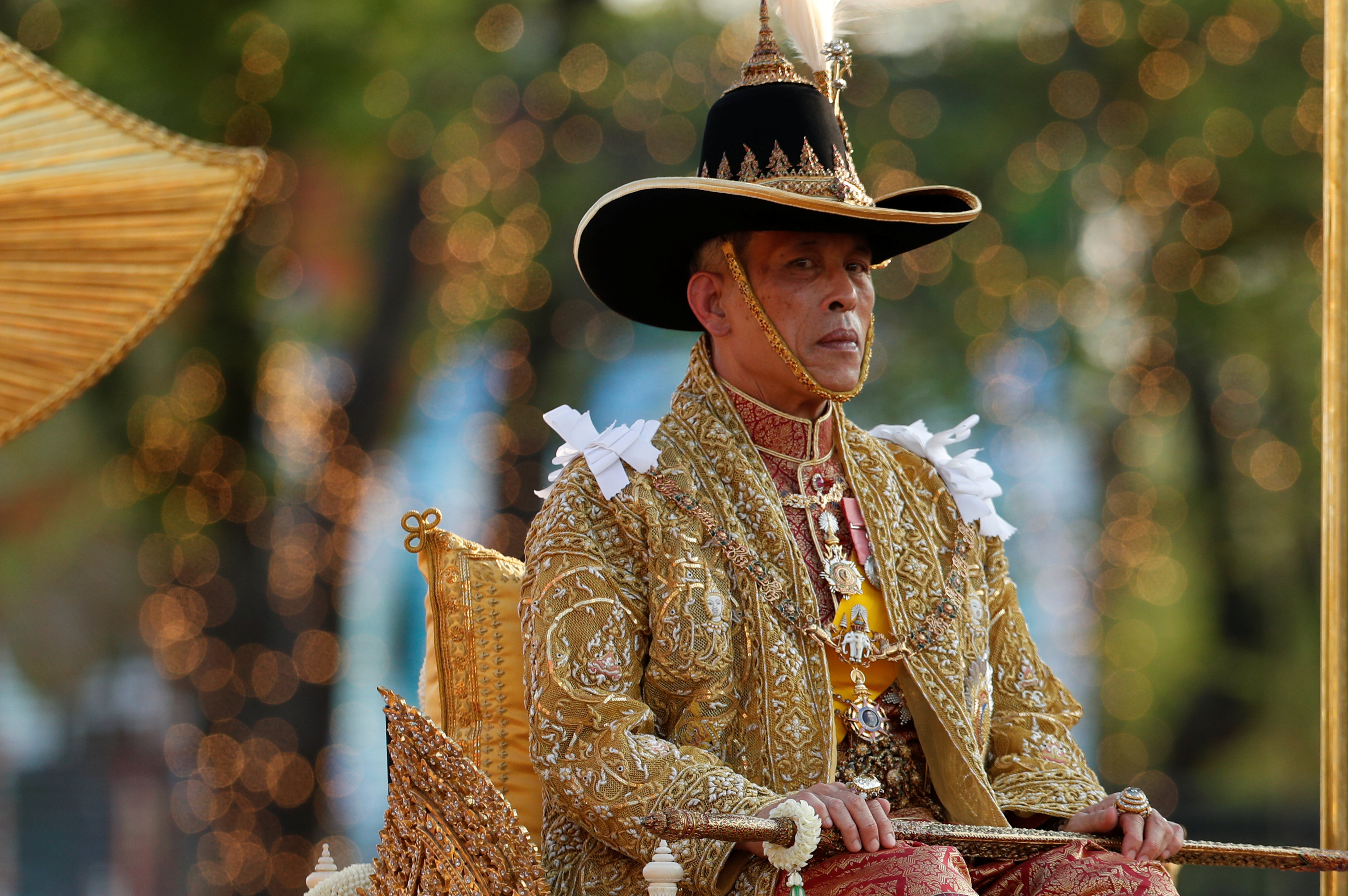 El rey de Tailandia sale en procesión en Bangkok tras su coronación